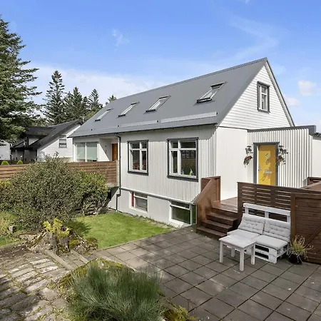 Cosy 3-bedroom Family Friendly Apartment *